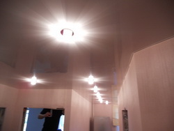 Варианты освещения натяжных потолков фото 
